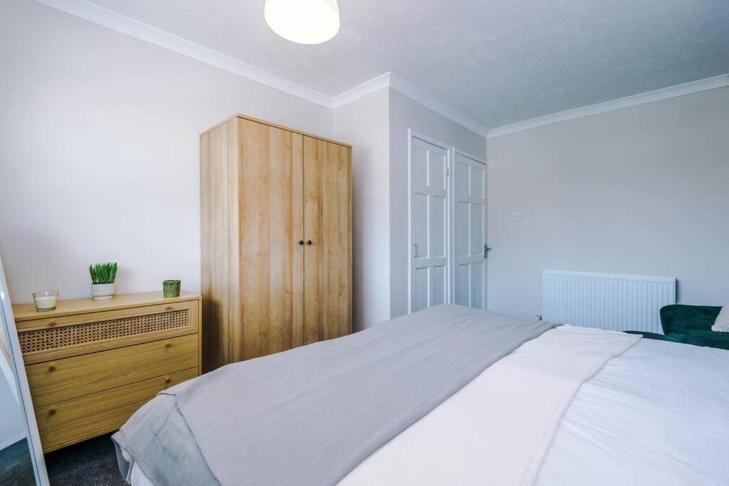 Cheerful 3 Bedroom Home With Parking Near Chester Saughall Exterior photo