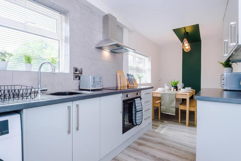 Cheerful 3 Bedroom Home With Parking Near Chester Saughall Exterior photo