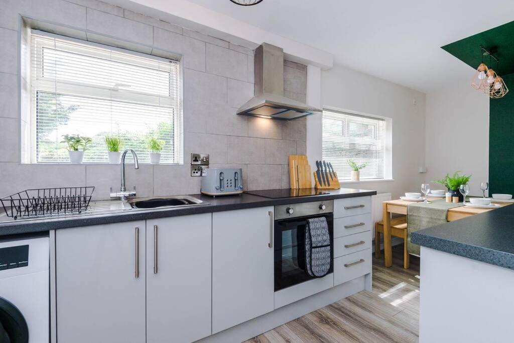 Cheerful 3 Bedroom Home With Parking Near Chester Saughall Exterior photo
