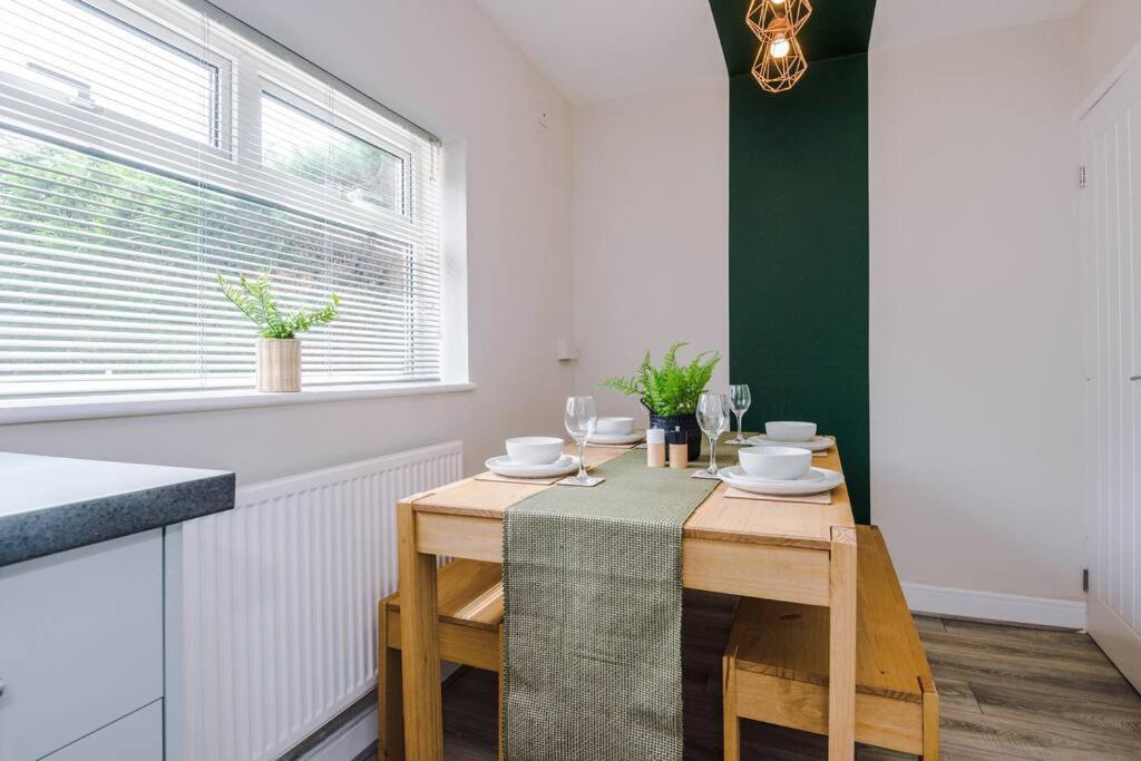 Cheerful 3 Bedroom Home With Parking Near Chester Saughall Exterior photo