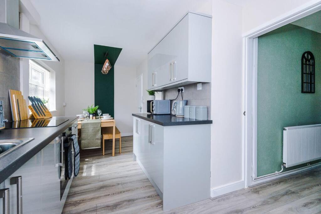 Cheerful 3 Bedroom Home With Parking Near Chester Saughall Exterior photo