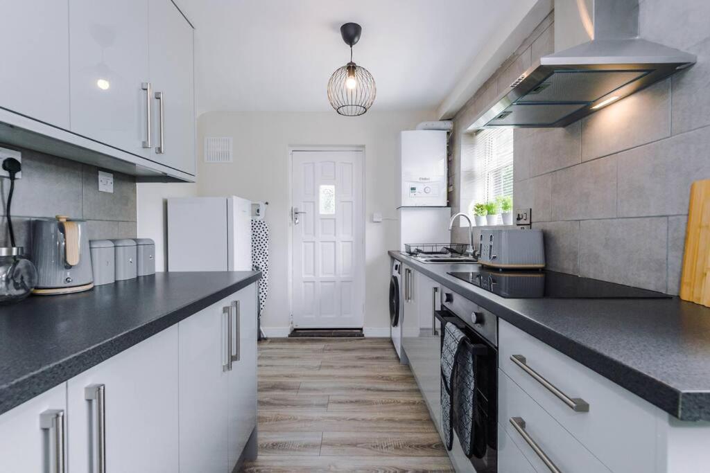 Cheerful 3 Bedroom Home With Parking Near Chester Saughall Exterior photo