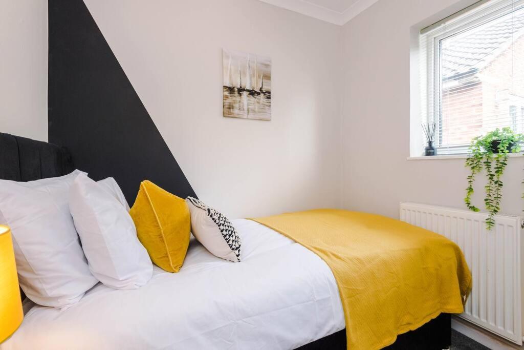 Cheerful 3 Bedroom Home With Parking Near Chester Saughall Exterior photo